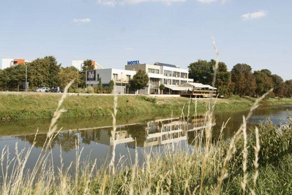 Hotel River Nyitra Kültér fotó